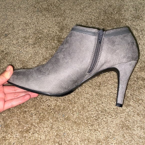 HEELS - Picture 2 of 4